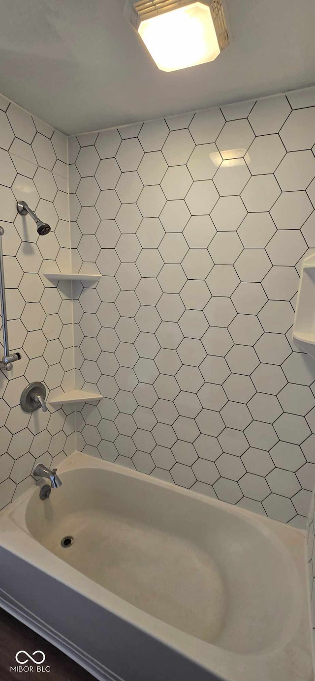 bathroom with tiled shower / bath