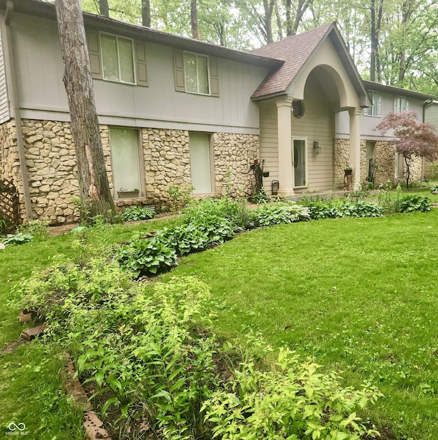 view of front of house with a front yard