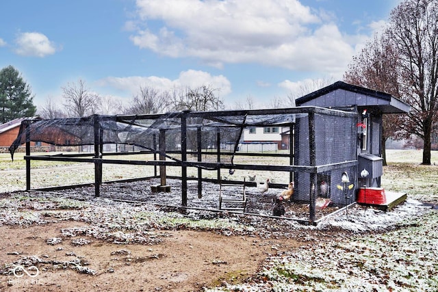 view of yard with an outbuilding