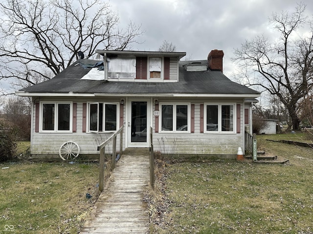 view of front of property featuring a front yard