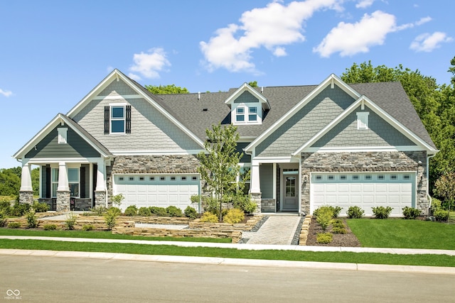 craftsman inspired home featuring a front yard