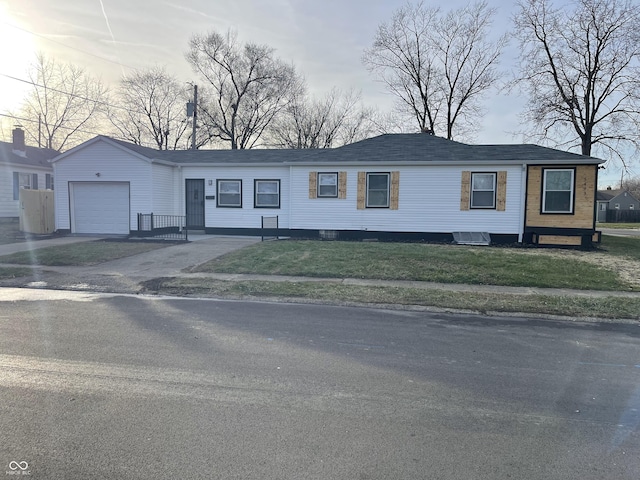 view of front facade featuring a garage and a front yard