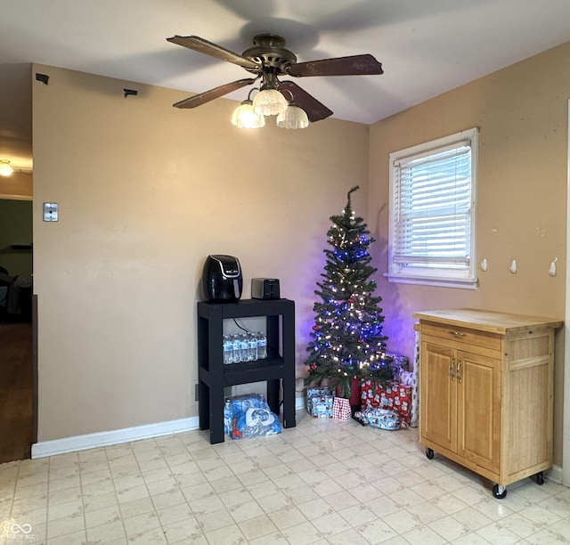 dining space with ceiling fan