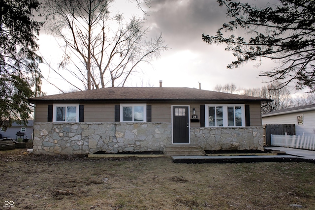 view of front of property featuring a front yard