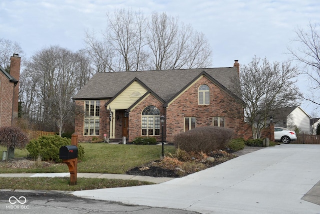 view of front facade with a front lawn