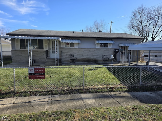 view of front of house featuring a front lawn