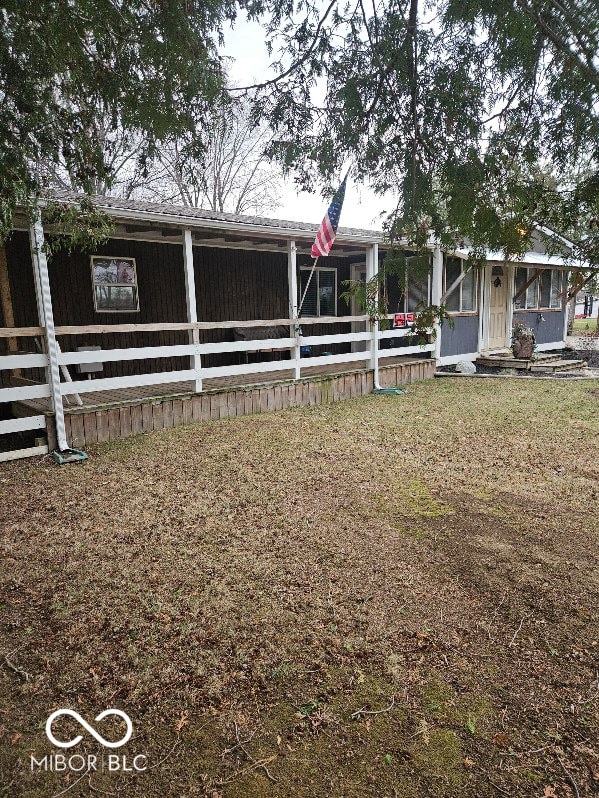 view of yard with an outbuilding