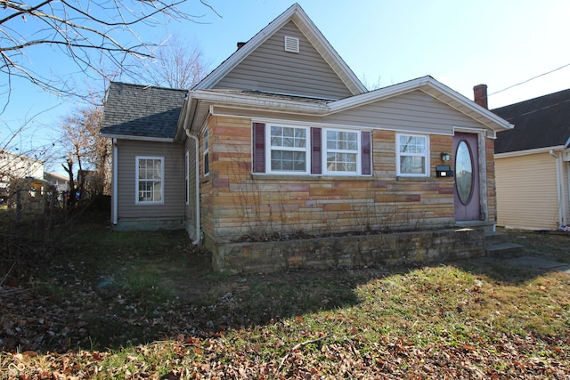 view of front of property featuring a front lawn