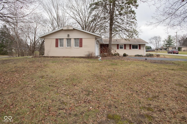 view of front of property featuring a front yard