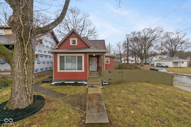 view of front of property featuring a front lawn