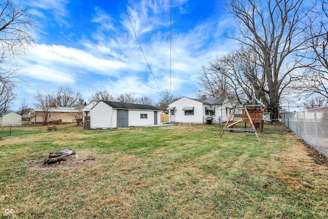 view of yard with an outbuilding