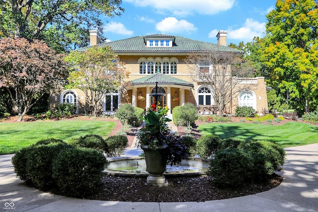 view of front of home featuring a front lawn