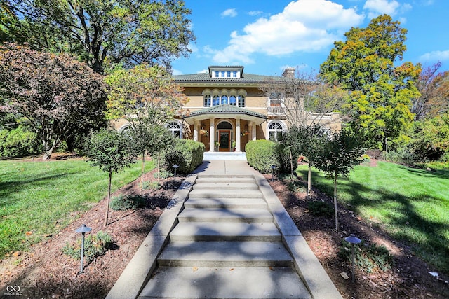 view of front facade featuring covered porch and a front lawn