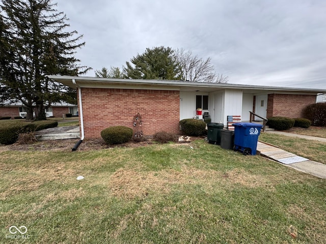 single story home featuring a front lawn