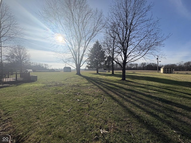 view of yard featuring a storage unit