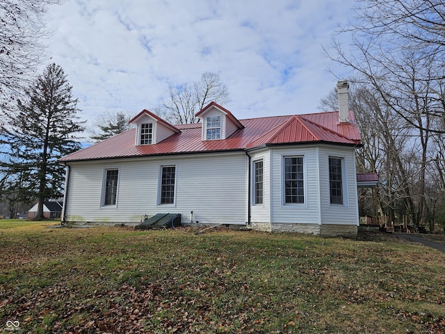 back of house featuring a lawn