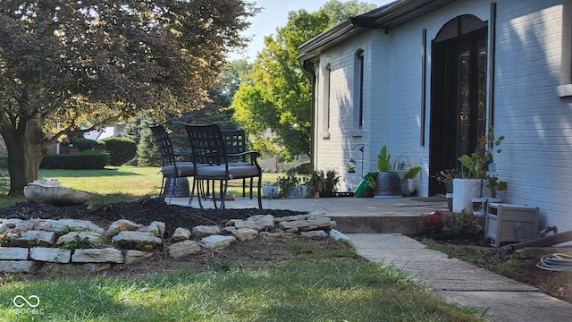 view of yard featuring a patio area