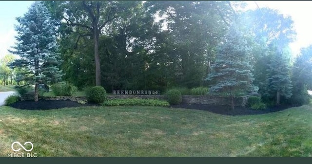 community / neighborhood sign with a yard