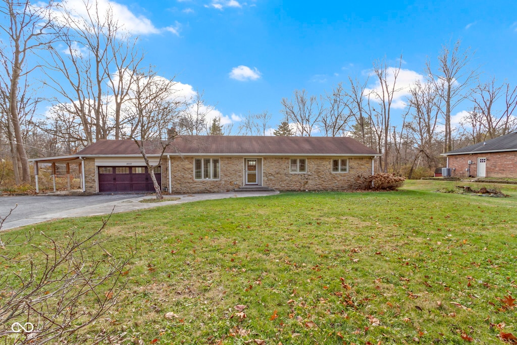 view of front of home featuring a garage and a front yard