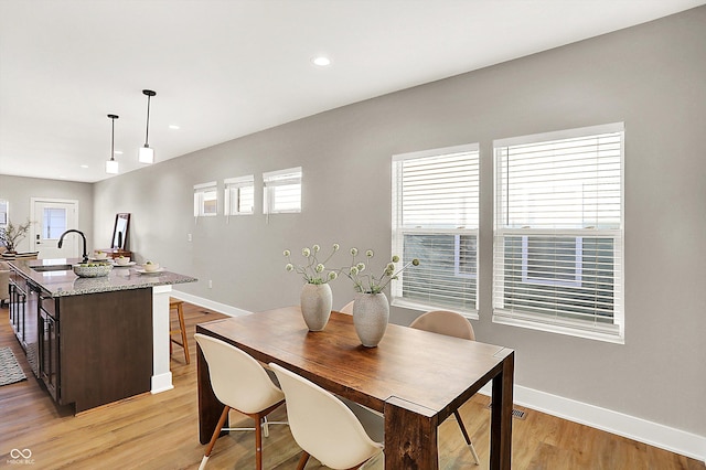 dining space featuring recessed lighting, light wood-style flooring, and baseboards