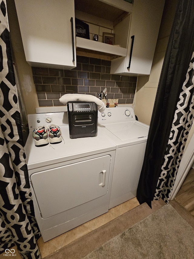 laundry room with cabinets and independent washer and dryer