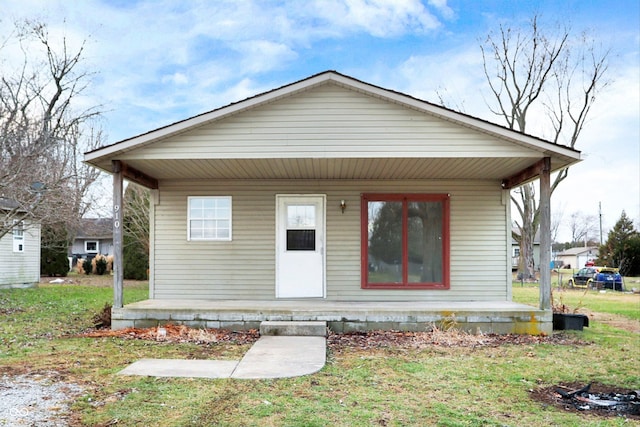 bungalow featuring a front lawn