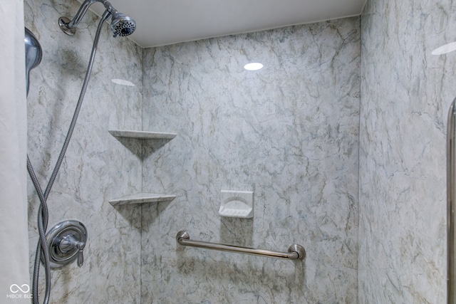 room details featuring a tile shower