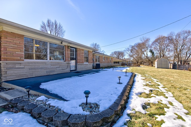 view of yard with a shed