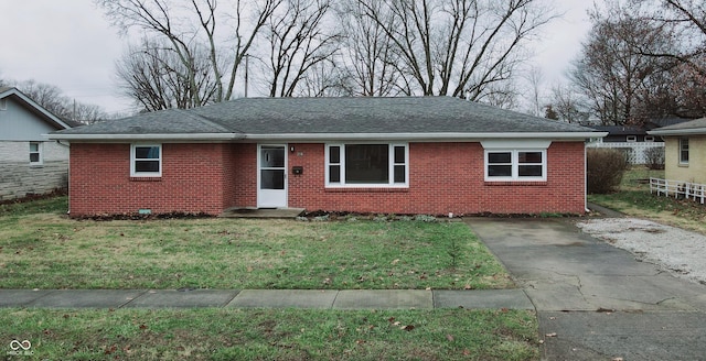 single story home featuring a front lawn