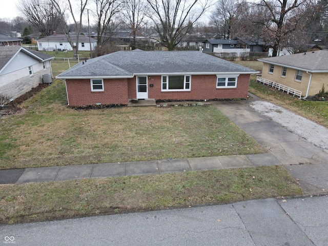 ranch-style house featuring a front yard