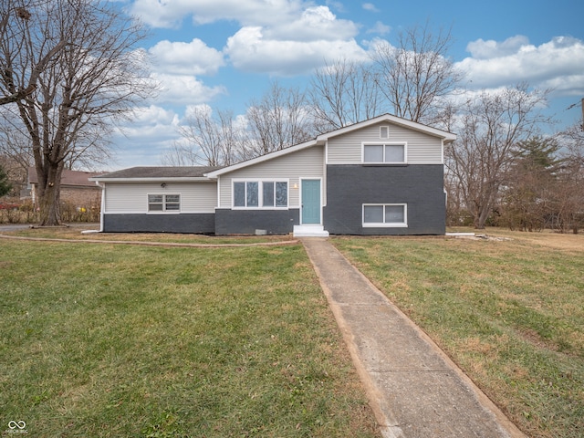 view of front of property with a front yard