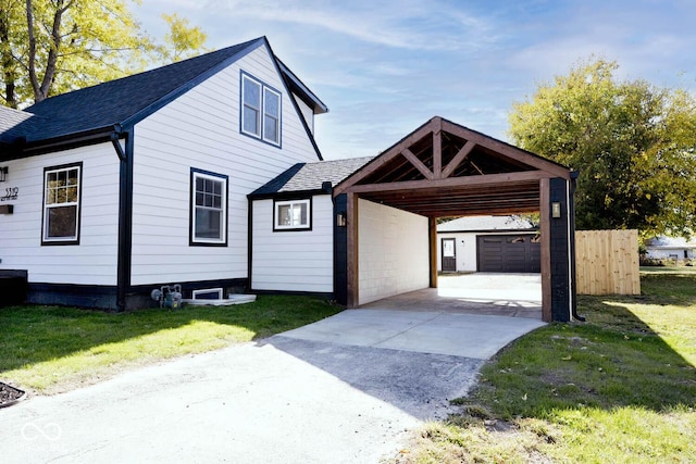 view of front of home featuring a carport, a garage, and a front yard