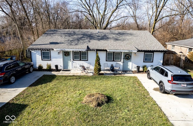 ranch-style house featuring a front lawn