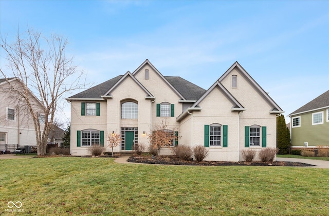 view of front of property featuring a front yard