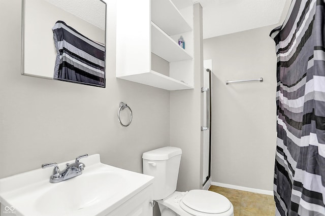 bathroom featuring curtained shower, sink, tile patterned floors, a textured ceiling, and toilet