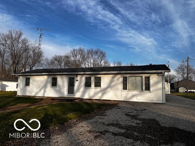 single story home featuring a front lawn