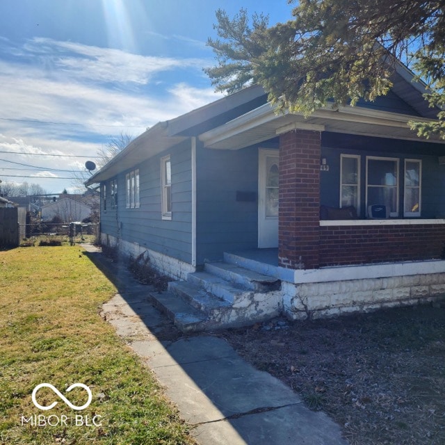 view of front of property featuring a front yard