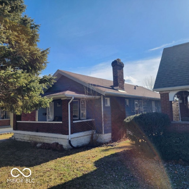 view of front of home with a front lawn