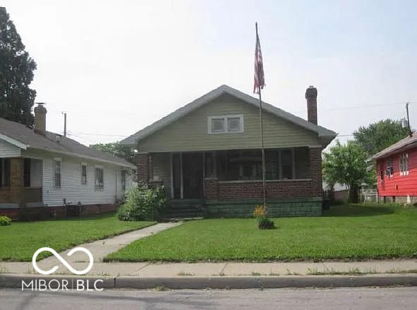 bungalow featuring a front yard