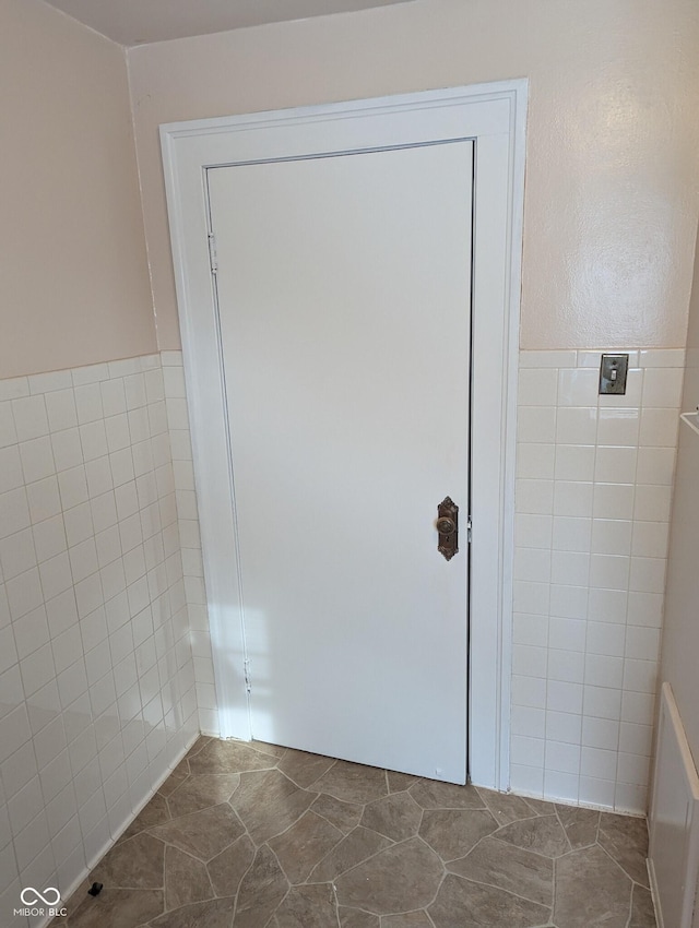 bathroom featuring tile walls