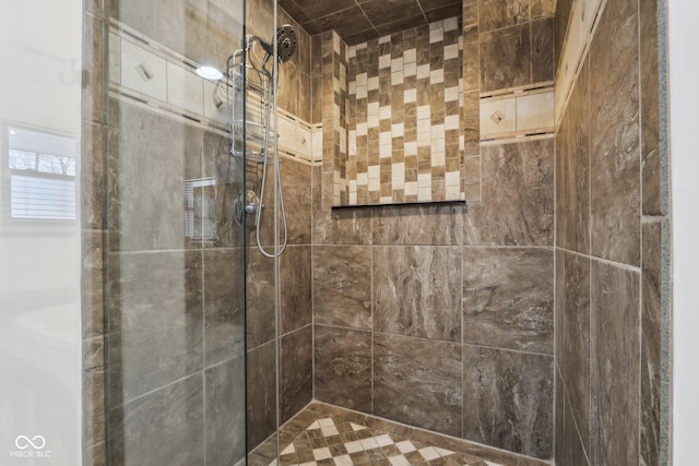 bathroom featuring a tile shower