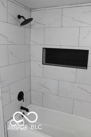 bathroom featuring tiled shower / bath