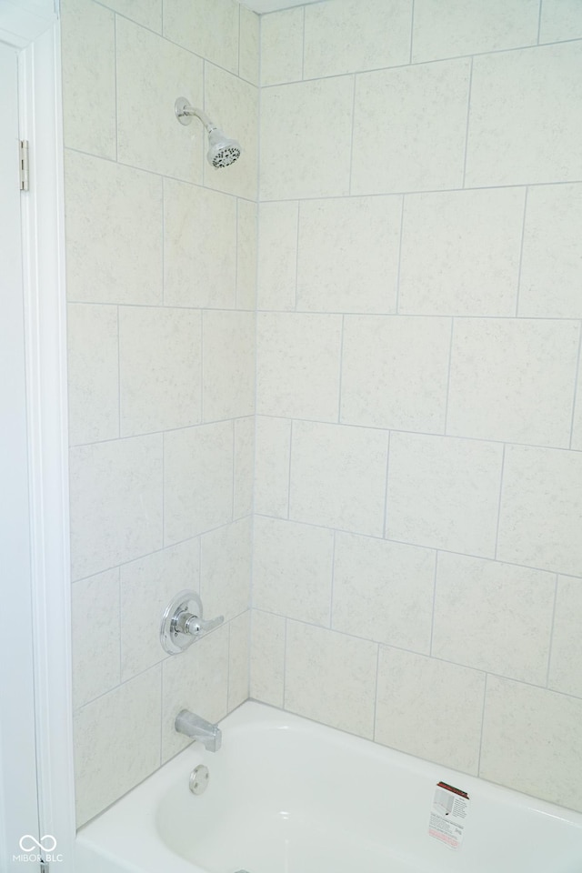 bathroom featuring tiled shower / bath combo