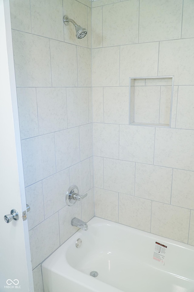 bathroom featuring tiled shower / bath combo