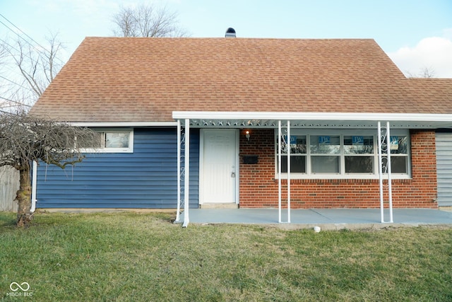 view of front of property with a front lawn