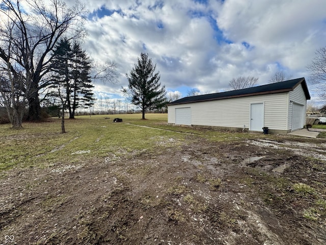 view of yard featuring an outdoor structure and a garage