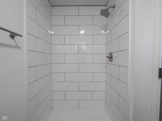 bathroom featuring a tile shower