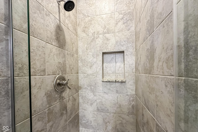 room details featuring tiled shower