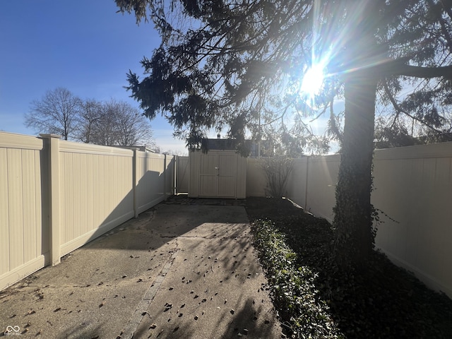 view of yard with a storage unit