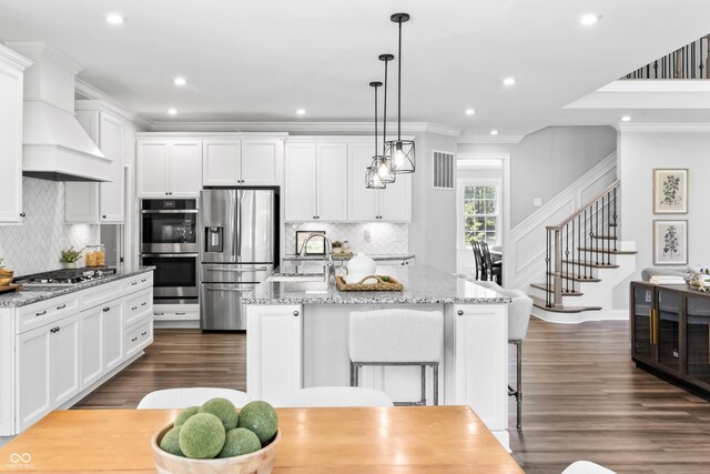 78 Chatham Brook Dr, Westfield, IN 46074 - kitchen featuring stainless steel appliances, a sink, crown molding, dark wood-type flooring, and backsplash